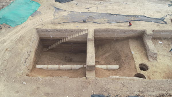 这是辛店遗址内发现的大型取土坑（资料照片）。新华社发（安阳市文物考古研究所供图）